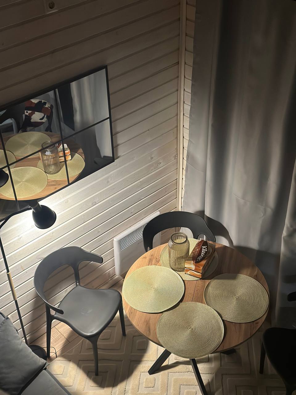 Сервированный обеденный стол